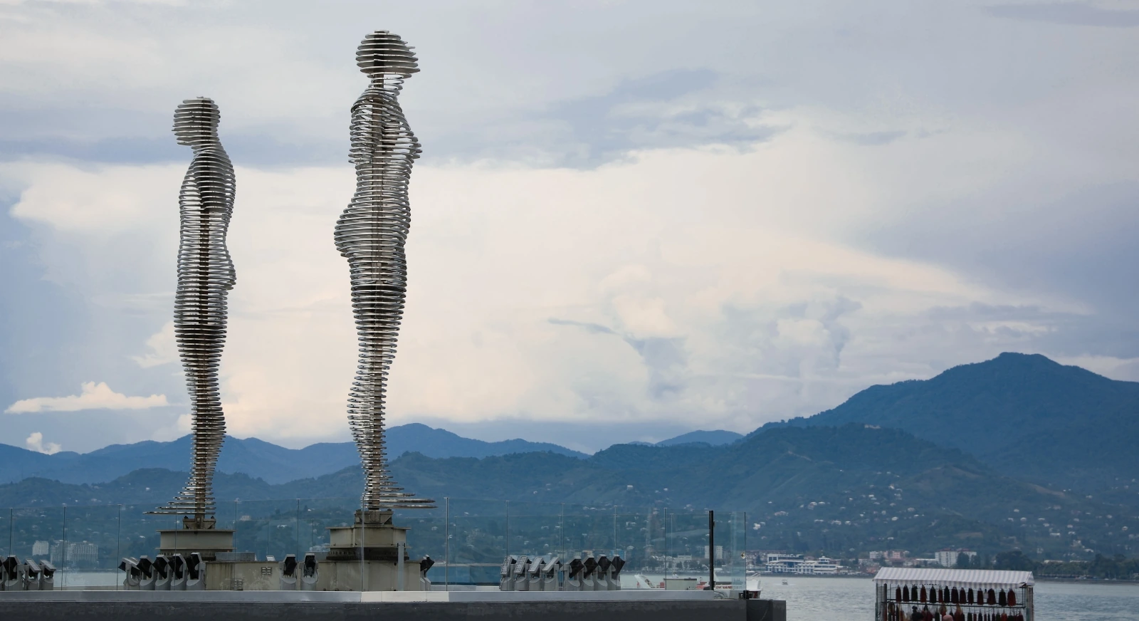 Ali-and-Nino-Statue-evening-view-IML-Travel