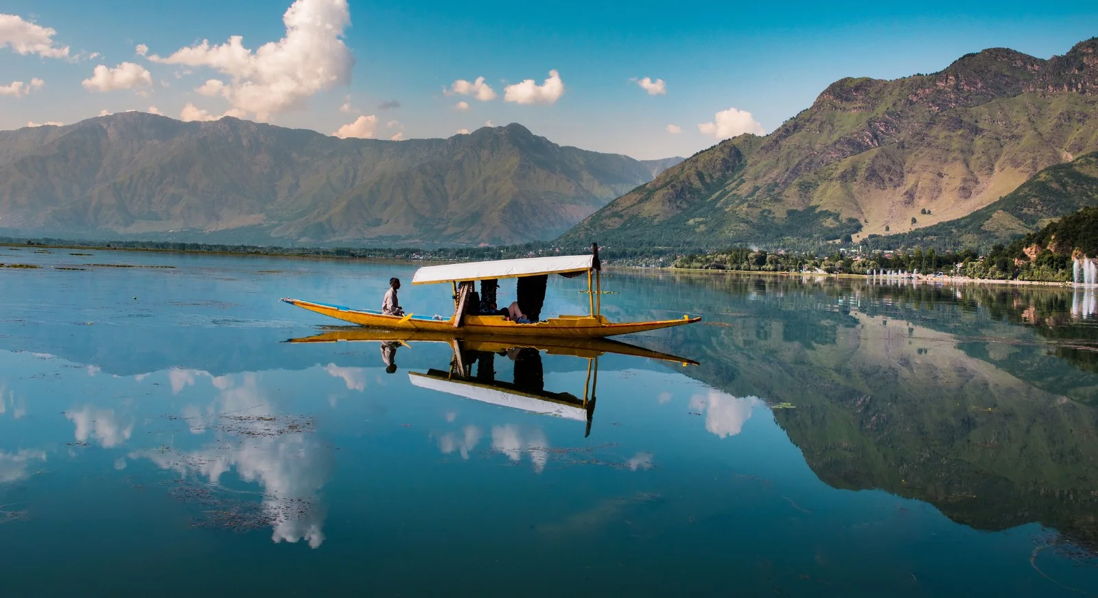 Boating-Dal-Lake-Jammu-and-Kashmir-IML-Travel