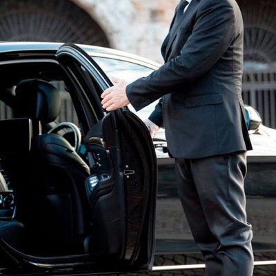 static/images/Mediafile/Cab-Driver-Airport-Transfers-For-Travelers-IML-Travel_zr7aeAL.jpg