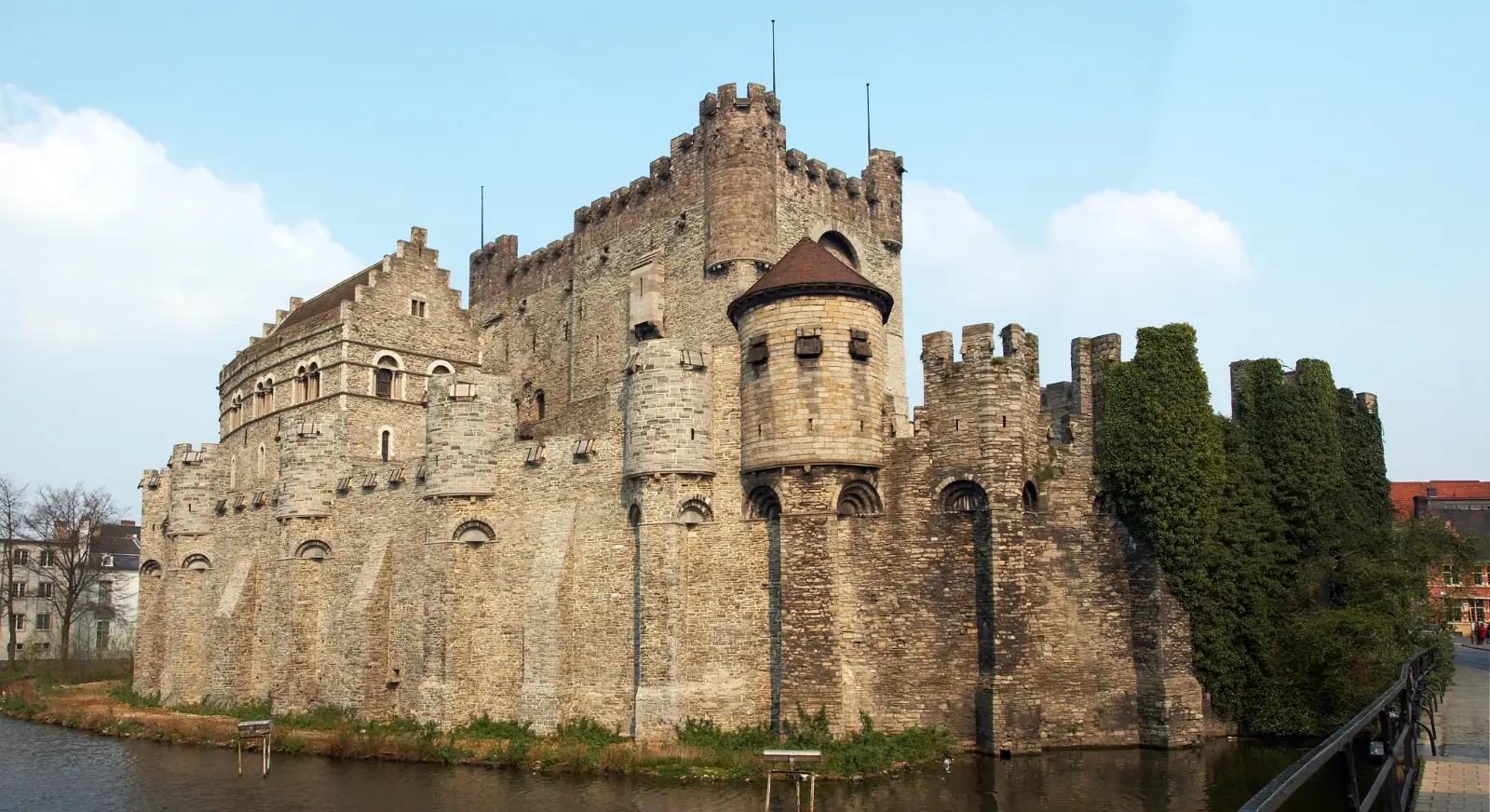 Castle-of-the-Counts-2-IML-Travel