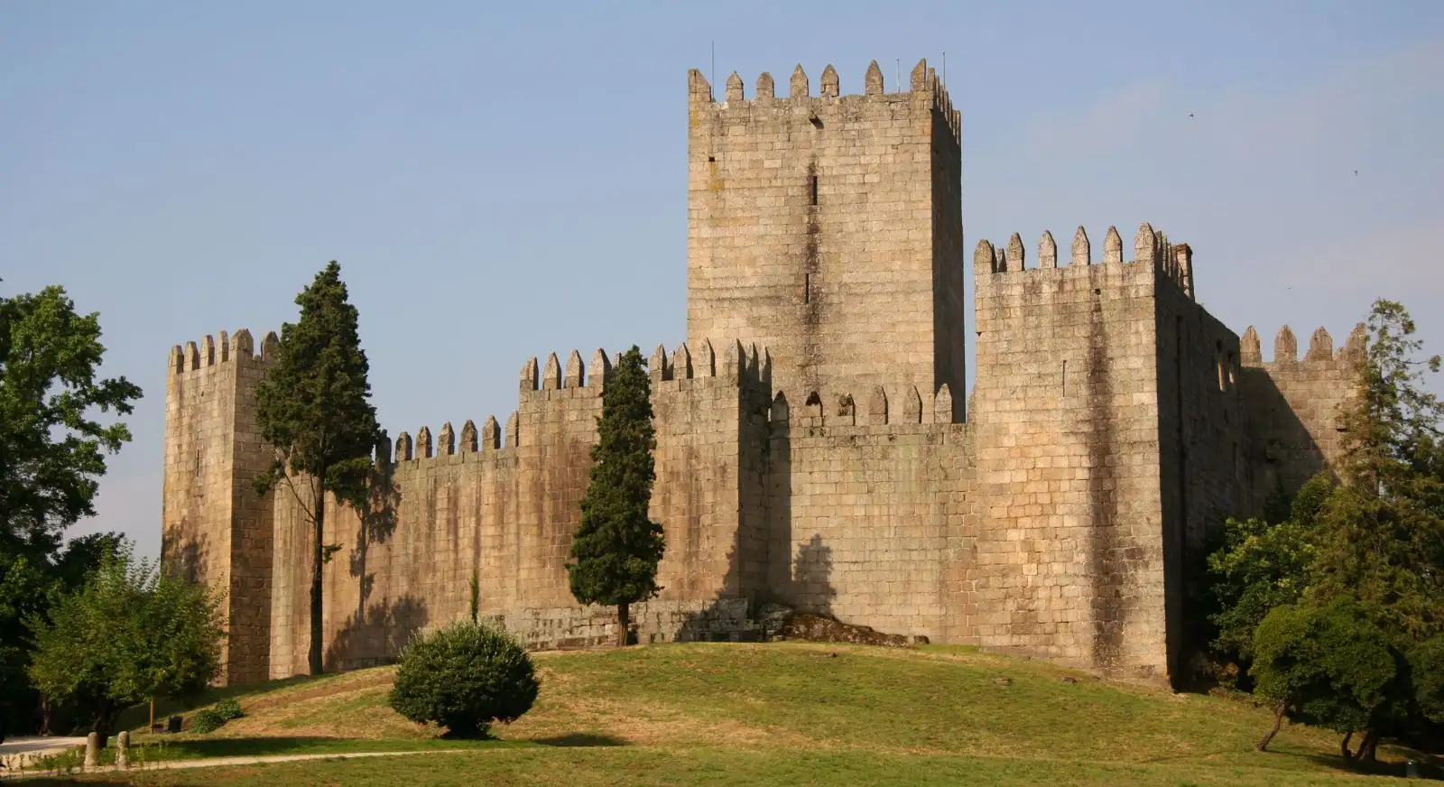 Guimarães-Castle-Medieval-castle-in-Guimarães-Municipality-Portu-IML-Travel