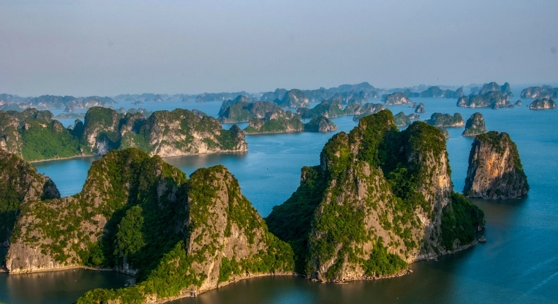 Hạ-Long-Bay-Vietnam-IML-Travel