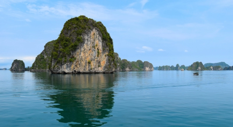 Hạ-Long-Bay-Vietnam2-IML-Travel