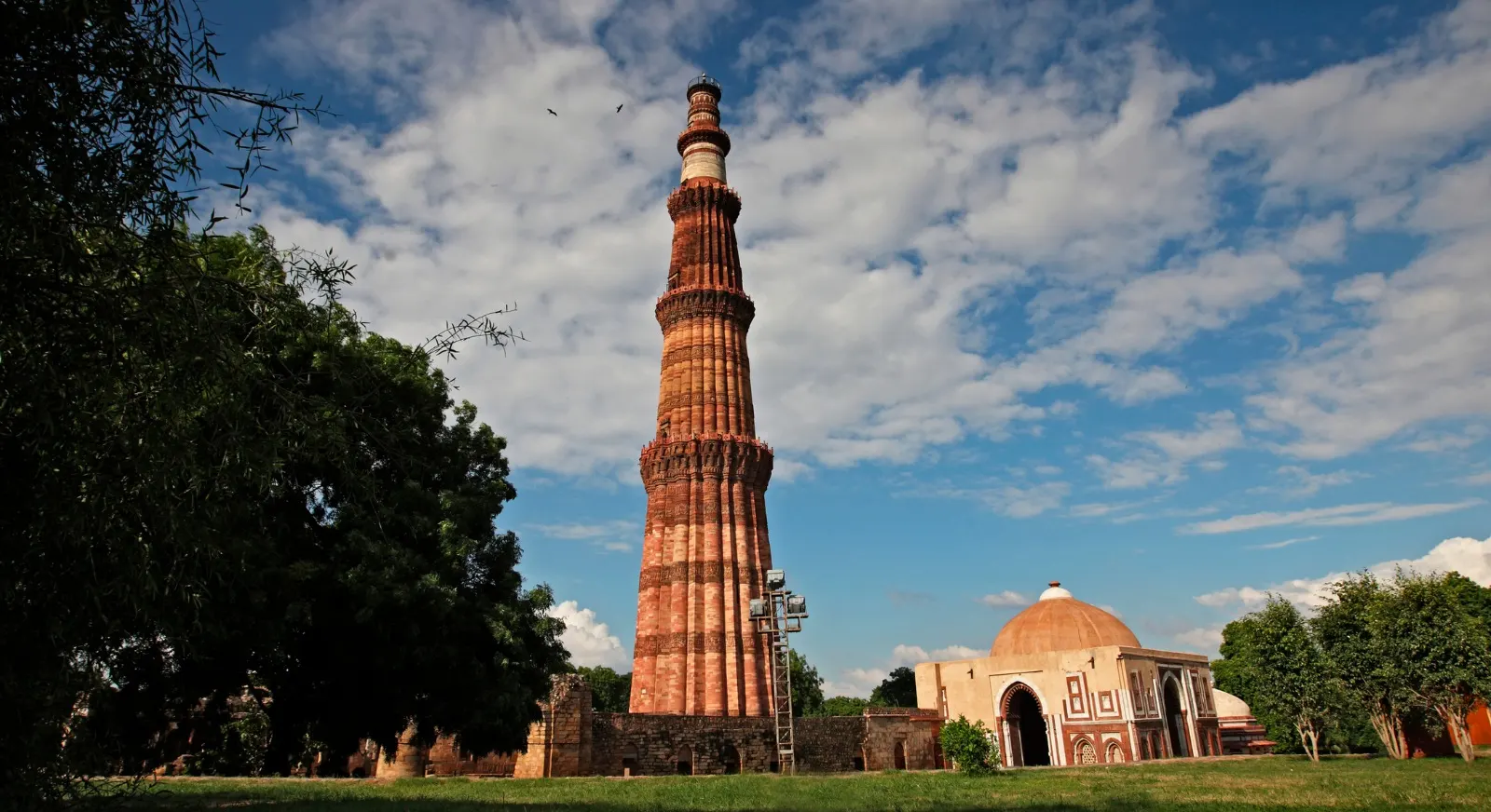 Qutab-Minar-Delhi-IML-Travel