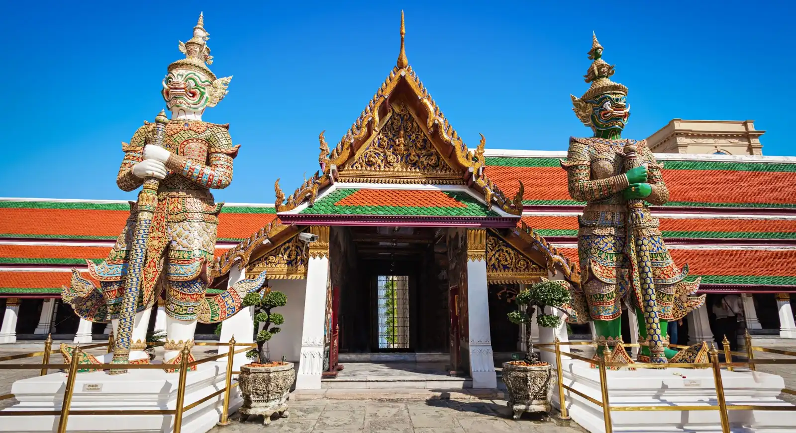 Side-View-Temple-Emerald-Buddha-Wat-Bangkok-Thailand-IML-Travel