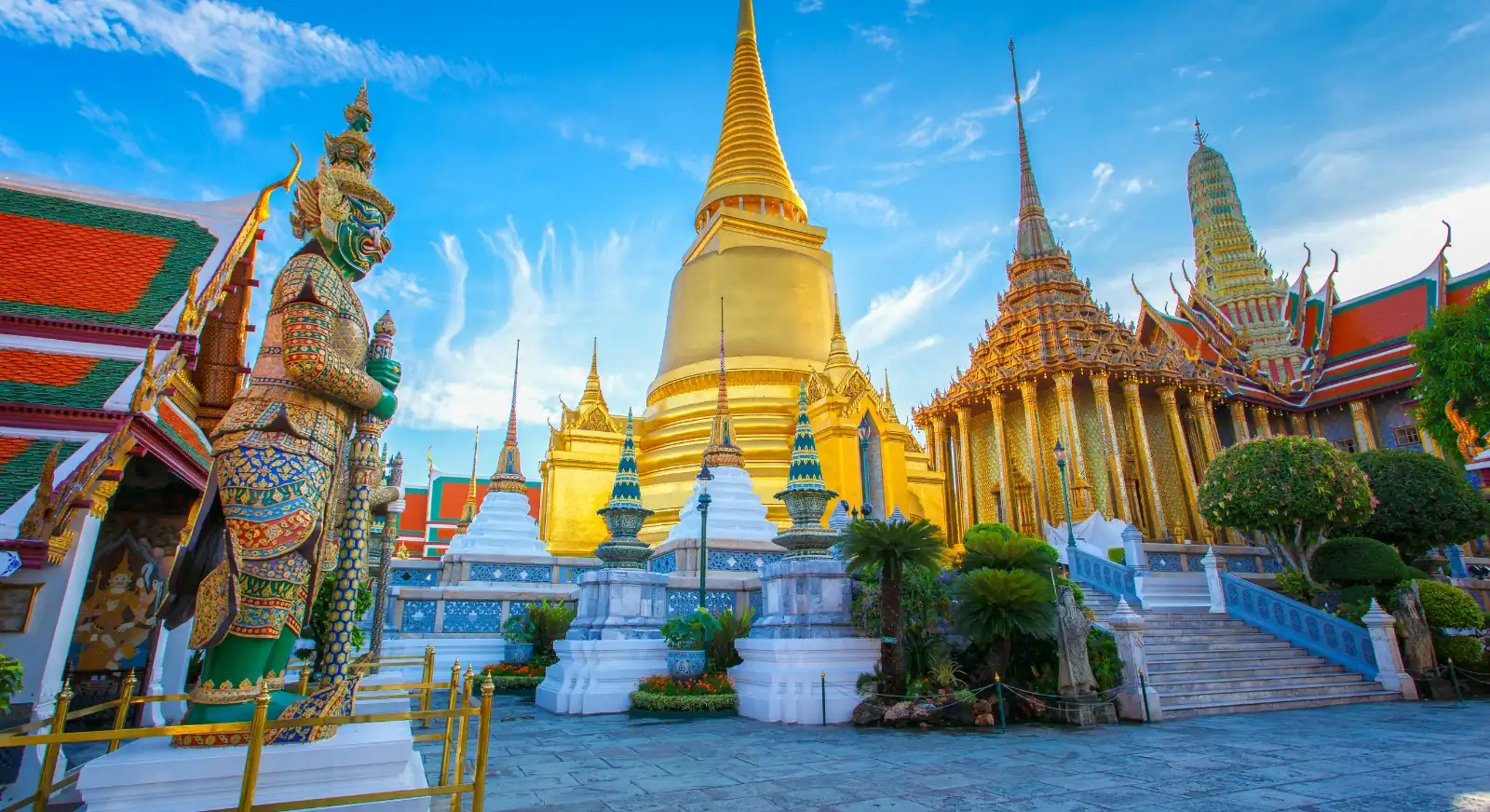 Temple-Emerald-Buddha-Wat-Bangkok-Thailand-IML-Travel